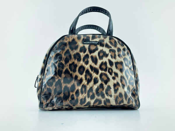 MODELS PREFER TOILETRY KIT OR MAKEUP BEAUTY BOX